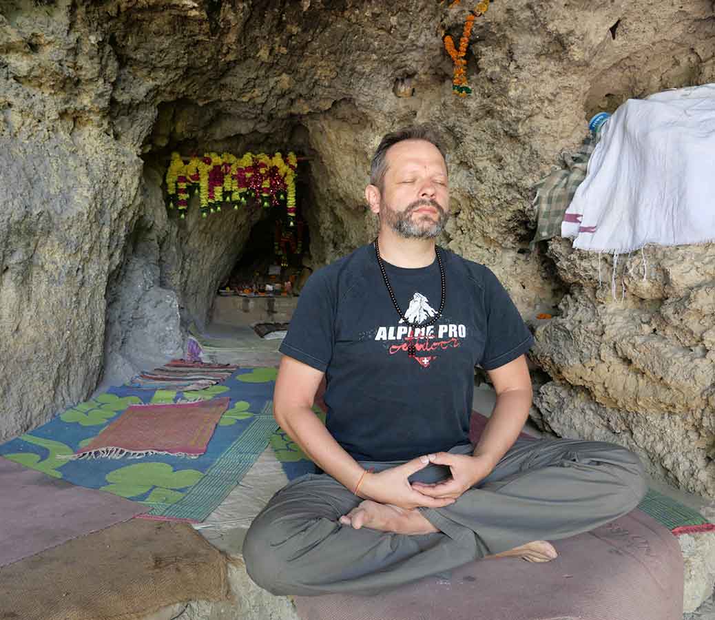 Meditáció a barlangi jógiknál valahol a Himalájában